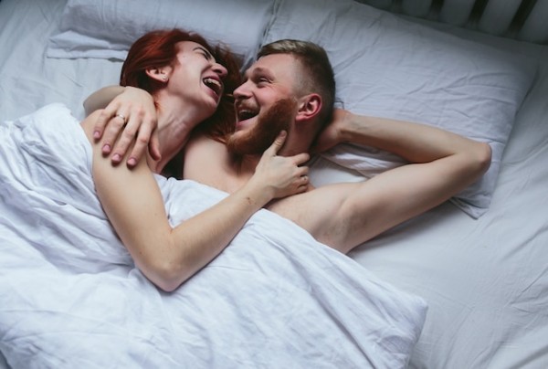 787875955_eb7KdP8R_couple-laughing-bed_1